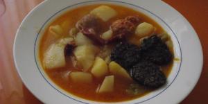 Patatas con chorizo, jamon y morcilla