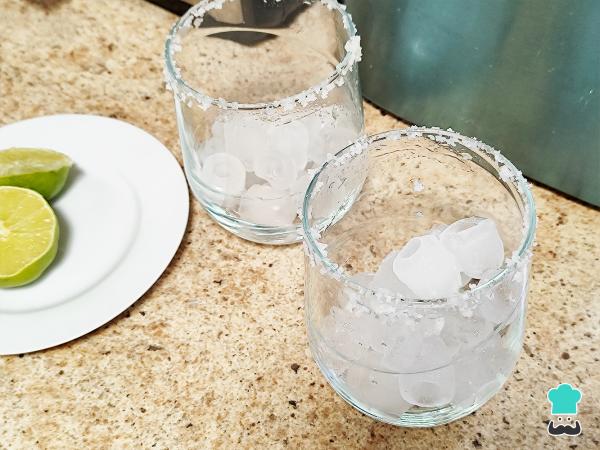 Cóctel paloma con tequila - Paso 2