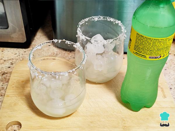 Cóctel paloma con tequila - Paso 5