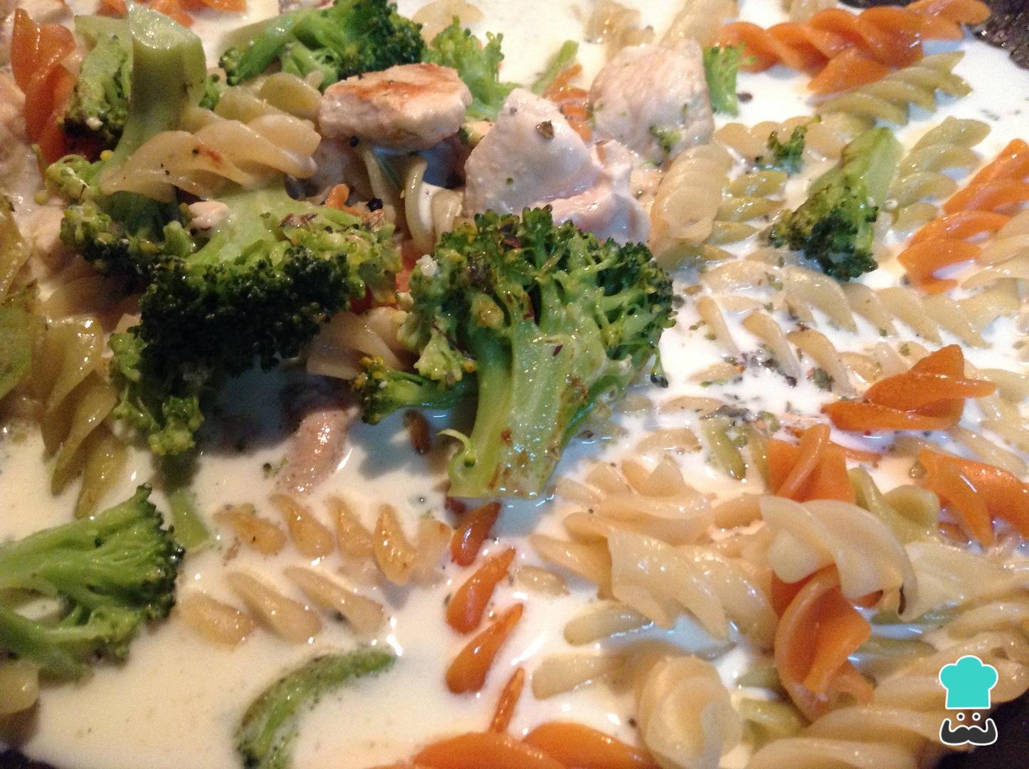 Fusilli con pollo a la crema Fácil