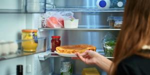 Guardar la comida de esta manera puede ser más peligroso que comer un alimento caducado, según los expertos