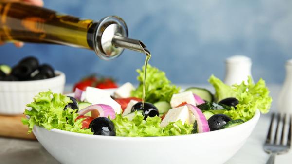 Los cocineros coinciden: “El error más habitual que arruina las ensaladas se corrige con un solo truco en el aliño” - El error que casi todos cometemos al aliñar las ensaladas