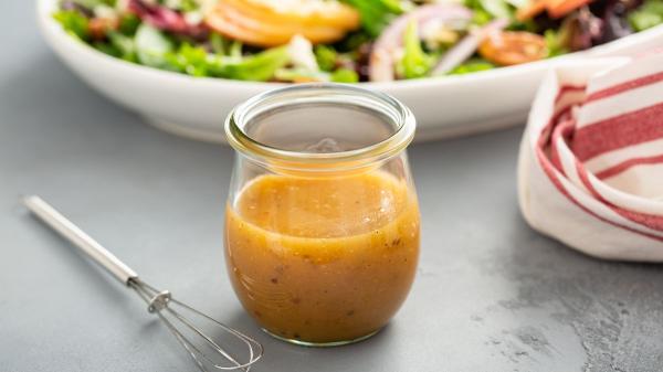 Los cocineros coinciden: “El error más habitual que arruina las ensaladas se corrige con un solo truco en el aliño” - La vinagreta como solución alternativa
