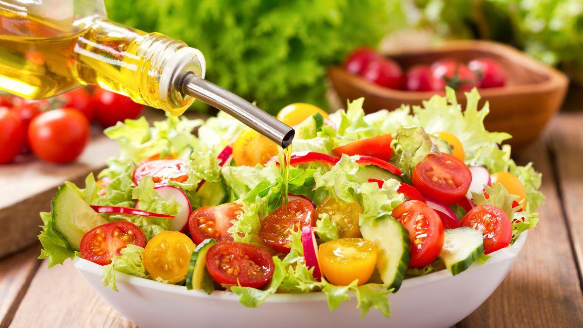 Los cocineros coinciden: “El error más habitual que arruina las ensaladas se corrige con un solo truco en el aliño”