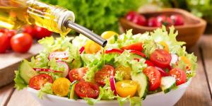 Los cocineros coinciden: “El error más habitual que arruina las ensaladas se corrige con un solo truco en el aliño”
