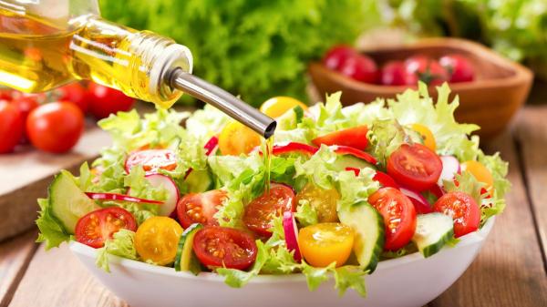 Los cocineros coinciden: “El error más habitual que arruina las ensaladas se corrige con un solo truco en el aliño”