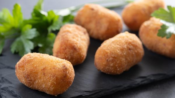 Lourdes Álvarez, madre de 11 hijos: “Para que la bechamel de las croquetas esté más buena, ponle cebolla dulce, mantequilla y 1 pastilla de caldo” - Cómo hacer las croquetas de pollo y jamón paso a paso